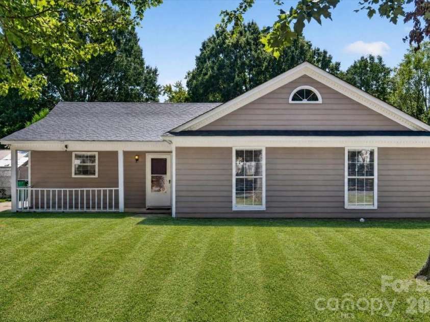 8006 Sheringham Way, Charlotte, NC 28227.  MLS# CAR4422467, YatesRealty ID 51980. 