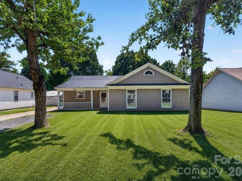 8006 Sheringham Way, Charlotte, NC 28227.  MLS# CAR4422467, YatesRealty ID 51980. 