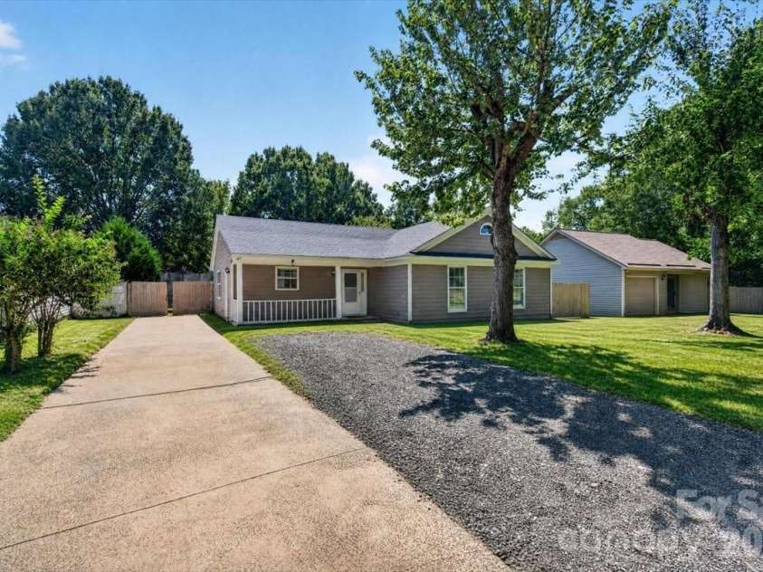 8006 Sheringham Way, Charlotte, NC 28227.  MLS# CAR4422467, YatesRealty ID 51980. 