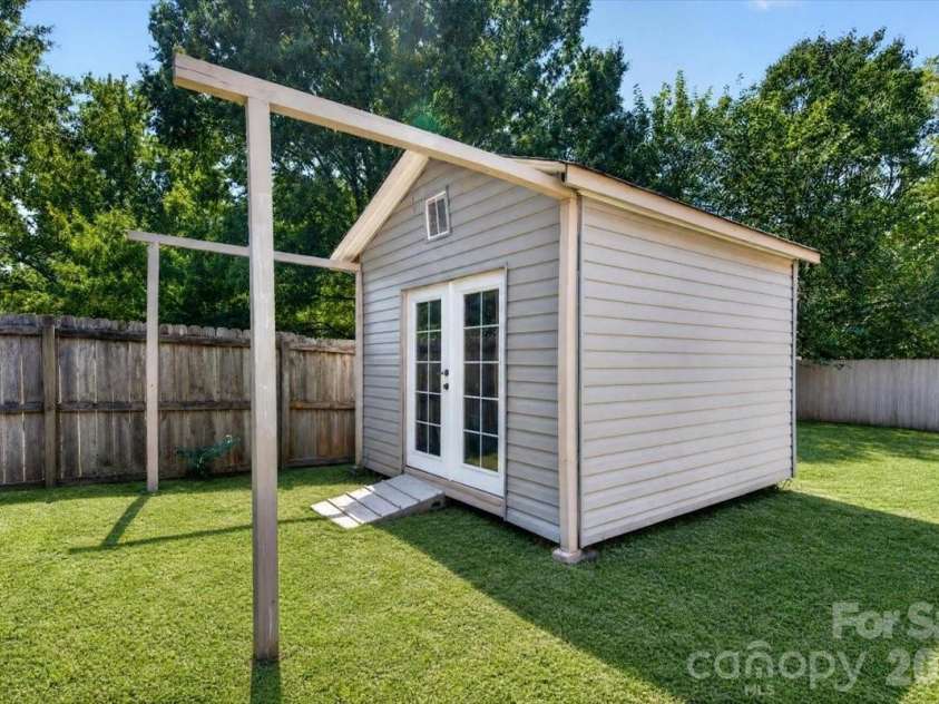 8006 Sheringham Way, Charlotte, NC 28227.  MLS# CAR4422467, YatesRealty ID 51980. 