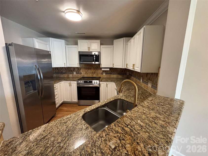 1332 Torrence Circle, Davidson, NC 28036.  MLS# CAR4422465, YatesRealty ID 51983. Kitchen with a new suite of Frigidaire appliances
