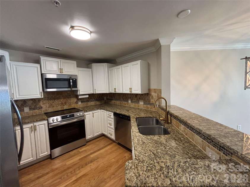 1332 Torrence Circle, Davidson, NC 28036.  MLS# CAR4422465, YatesRealty ID 51983. Kitchen with a new suite of Frigidaire appliances