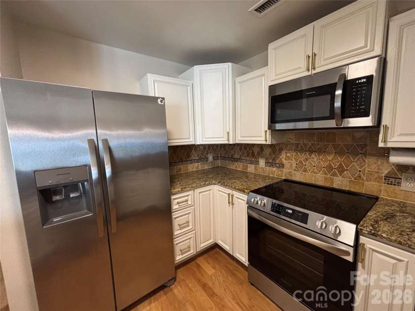 1332 Torrence Circle, Davidson, NC 28036.  MLS# CAR4422465, YatesRealty ID 51983. Kitchen with a new suite of Frigidaire appliances
