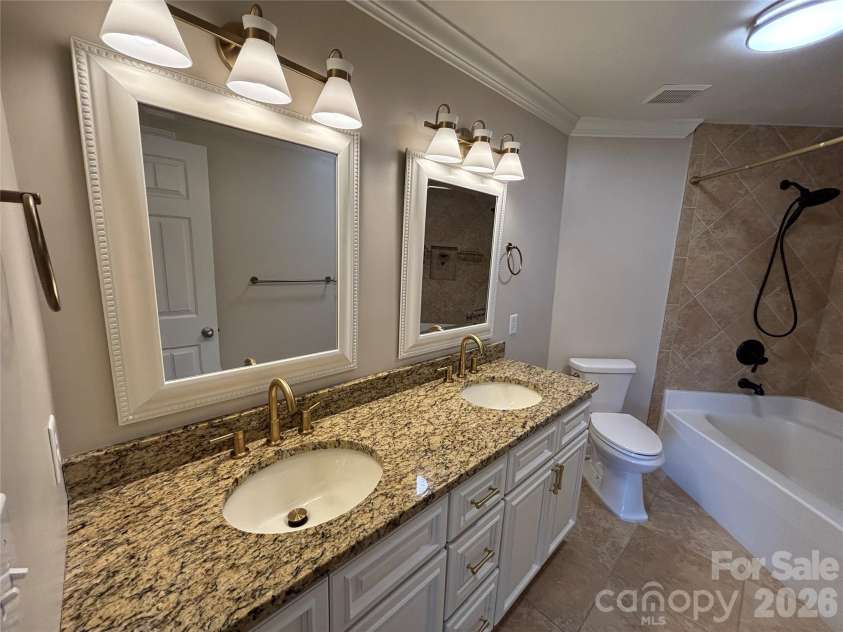 1332 Torrence Circle, Davidson, NC 28036.  MLS# CAR4422465, YatesRealty ID 51983. Primary bathroom