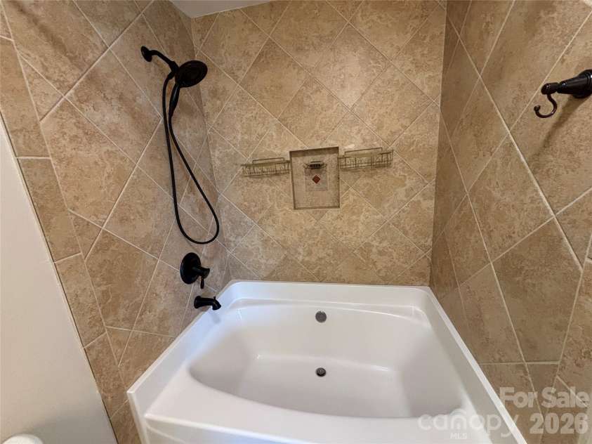 1332 Torrence Circle, Davidson, NC 28036.  MLS# CAR4422465, YatesRealty ID 51983. Primary bathroom with large Garden tub.