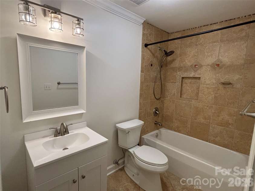 1332 Torrence Circle, Davidson, NC 28036.  MLS# CAR4422465, YatesRealty ID 51983. Second(guest) bath
