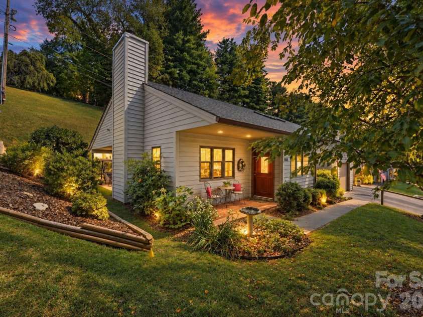 310 Robertson Street, Burnsville, NC 28714.  MLS# CAR4424794, YatesRealty ID 51987. 