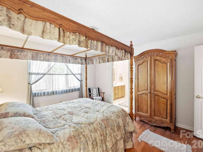 310 Robertson Street, Burnsville, NC 28714.  MLS# CAR4424794, YatesRealty ID 51987. 