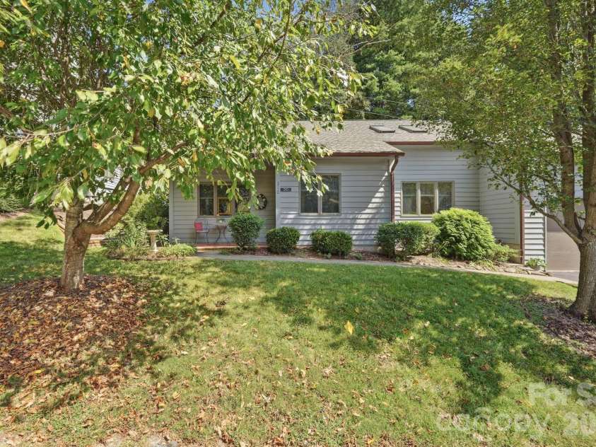 310 Robertson Street, Burnsville, NC 28714.  MLS# CAR4424794, YatesRealty ID 51987. 