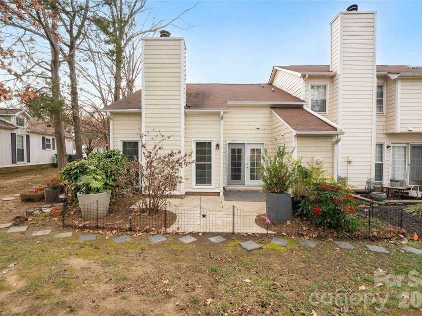 11121 Sevilla Court, Charlotte, NC 28226.  MLS# CAR4329705, YatesRealty ID 5199. 