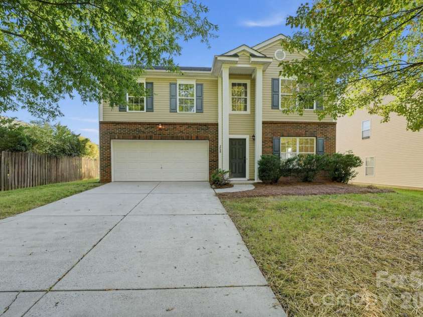 3725 Larkhaven Village Drive, Charlotte, NC 28215.  MLS# CAR4426530, YatesRealty ID 51992. 