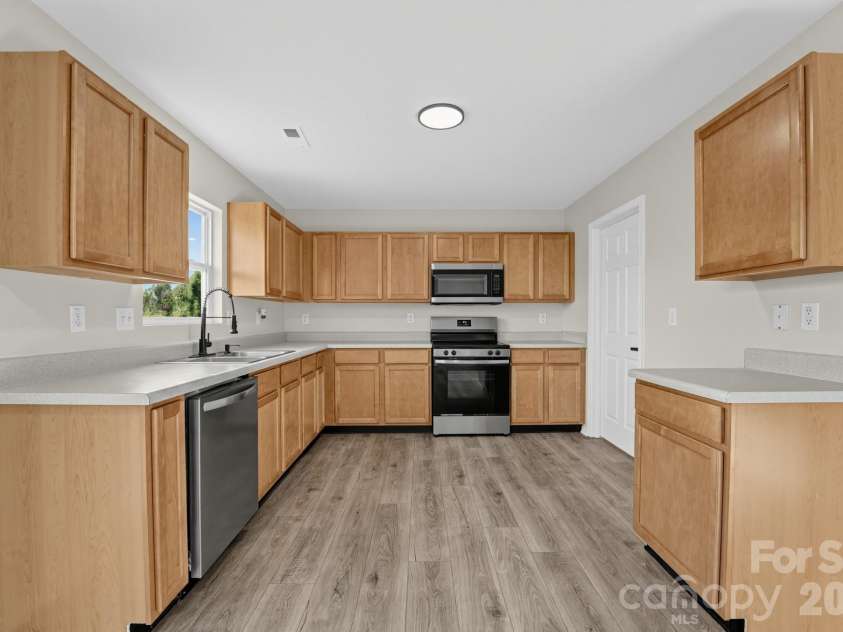 3725 Larkhaven Village Drive, Charlotte, NC 28215.  MLS# CAR4426530, YatesRealty ID 51992. 
