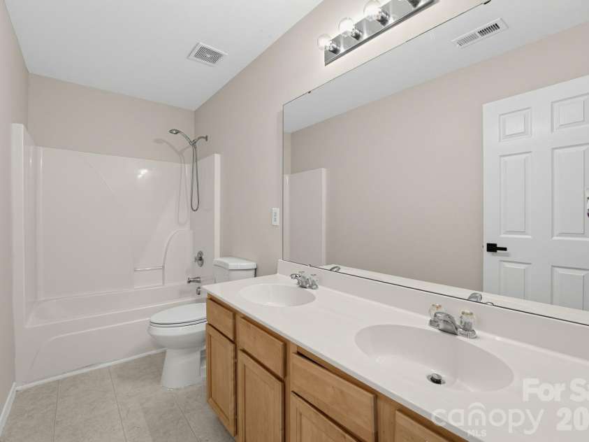 3725 Larkhaven Village Drive, Charlotte, NC 28215.  MLS# CAR4426530, YatesRealty ID 51992. 