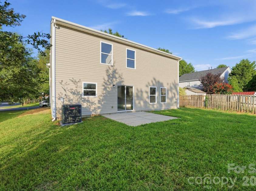3725 Larkhaven Village Drive, Charlotte, NC 28215.  MLS# CAR4426530, YatesRealty ID 51992. 