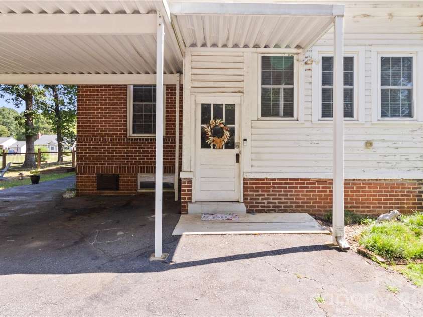 2510 Shelton Avenue, Statesville, NC 28677.  MLS# CAR4424751, YatesRealty ID 51995. 