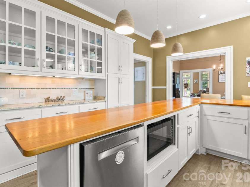 2510 Shelton Avenue, Statesville, NC 28677.  MLS# CAR4424751, YatesRealty ID 51995. Kitchen