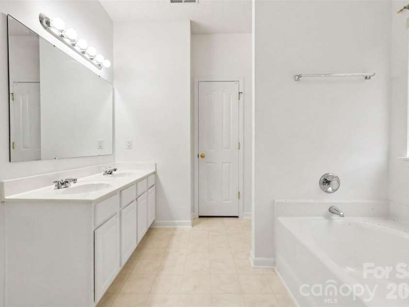 3618 Sipes Lane, Charlotte, NC 28269.  MLS# CAR4426063, YatesRealty ID 51998. 