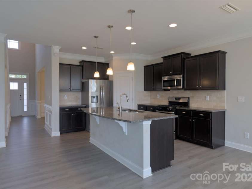 118 Margo Lane, Statesville, NC 28677.  MLS# CAR4316094, YatesRealty ID 520.  Granite throughout the kitchen.