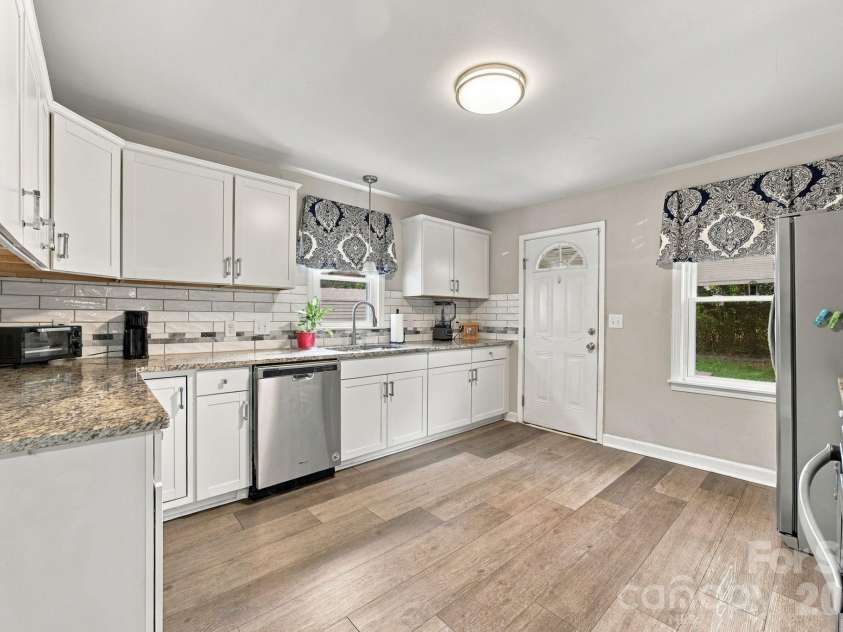 208 Faile Street, Fort Mill, SC 29715.  MLS# CAR4424368, YatesRealty ID 52003. Kitchen with granite countertops