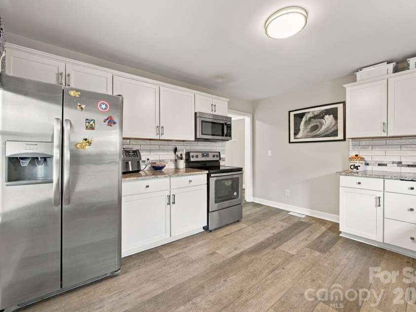 208 Faile Street, Fort Mill, SC 29715.  MLS# CAR4424368, YatesRealty ID 52003. Kitchen with stainless appliances