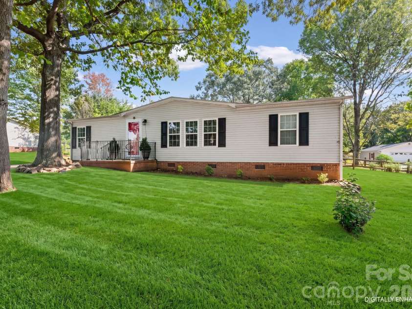 121 Regatta Lane, Mooresville, NC 28115.  MLS# CAR4426192, YatesRealty ID 52008. 
