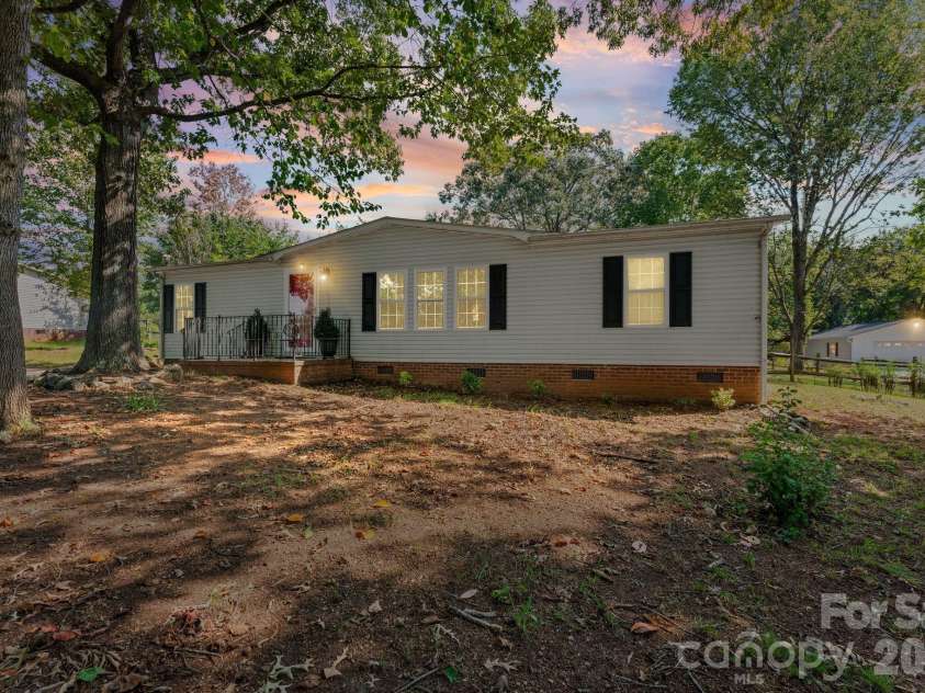 121 Regatta Lane, Mooresville, NC 28115.  MLS# CAR4426192, YatesRealty ID 52008. 