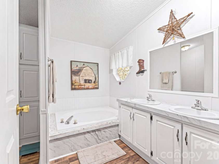 121 Regatta Lane, Mooresville, NC 28115.  MLS# CAR4426192, YatesRealty ID 52008. 