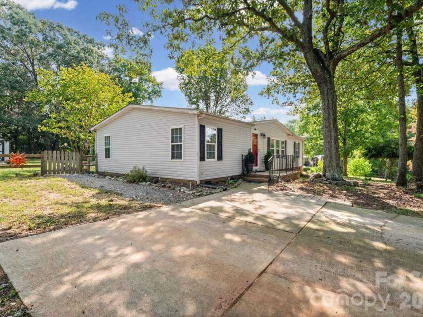 121 Regatta Lane, Mooresville, NC 28115.  MLS# CAR4426192, YatesRealty ID 52008. 