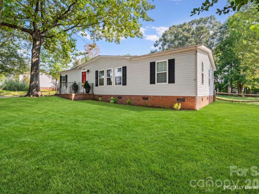 121 Regatta Lane, Mooresville, NC 28115.  MLS# CAR4426192, YatesRealty ID 52008. 
