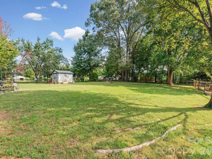 121 Regatta Lane, Mooresville, NC 28115.  MLS# CAR4426192, YatesRealty ID 52008. 