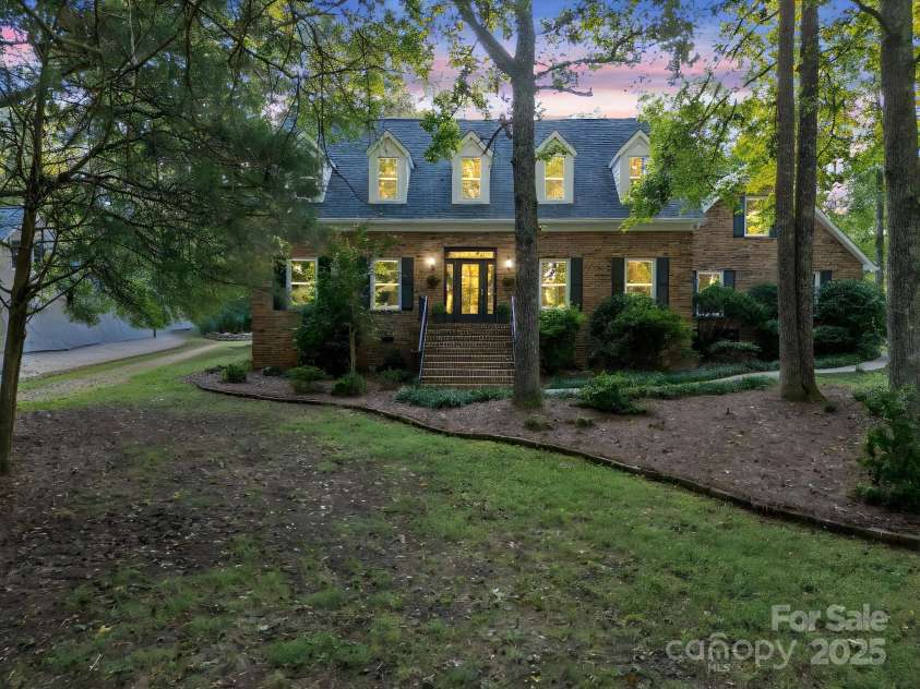 8503 Foxbridge Drive, Matthews, NC 28104.  MLS# CAR4179020, YatesRealty ID 5201. 