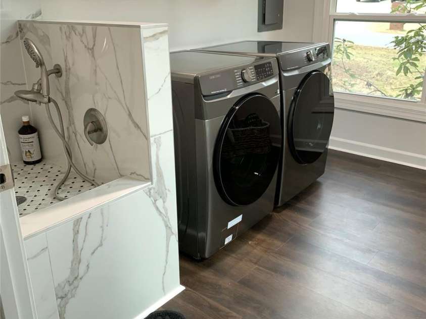 8503 Foxbridge Drive, Matthews, NC 28104.  MLS# CAR4179020, YatesRealty ID 5201. DoggyBath in the laundry room.