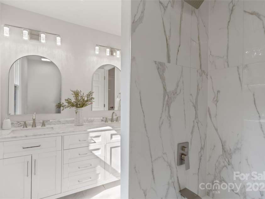 8503 Foxbridge Drive, Matthews, NC 28104.  MLS# CAR4179020, YatesRealty ID 5201. Hall bath with tub/shower combo