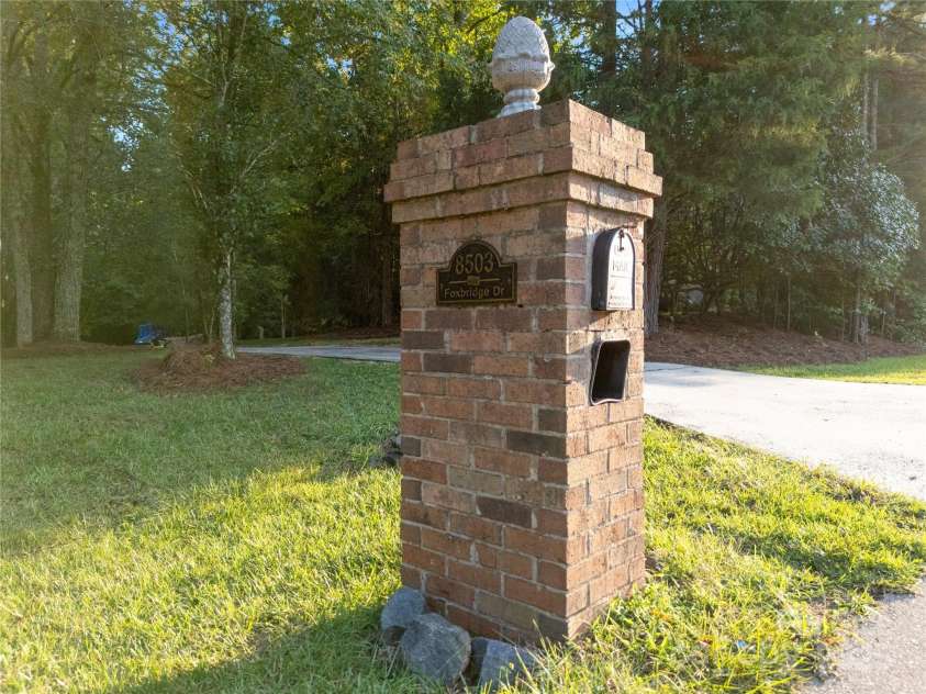 8503 Foxbridge Drive, Matthews, NC 28104.  MLS# CAR4179020, YatesRealty ID 5201. Mailbox
