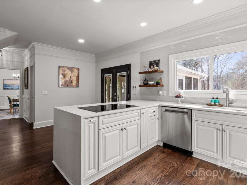 8503 Foxbridge Drive, Matthews, NC 28104.  MLS# CAR4179020, YatesRealty ID 5201. New down-draft range.