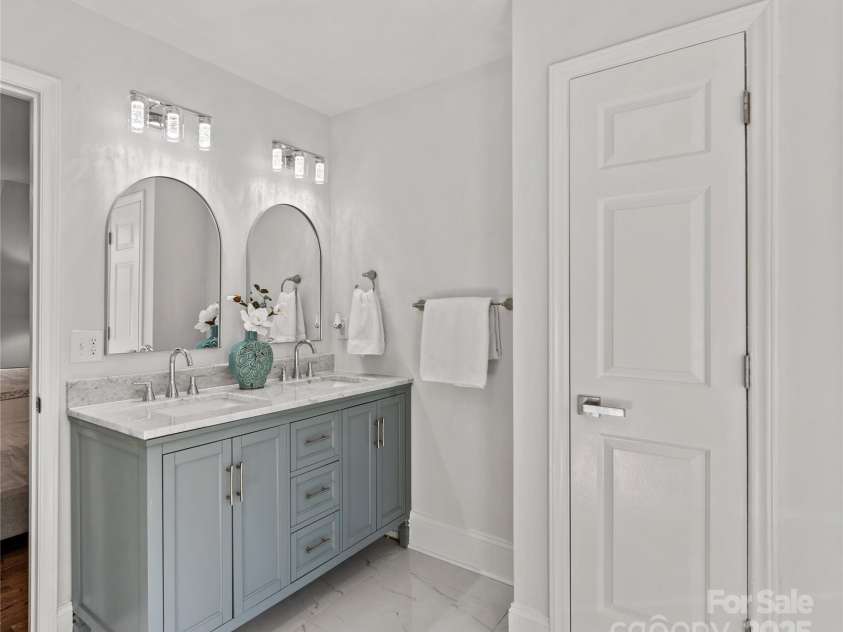 8503 Foxbridge Drive, Matthews, NC 28104.  MLS# CAR4179020, YatesRealty ID 5201. Spacious primary bathroom.