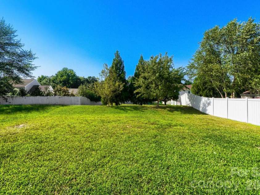 4125 Brawer Farm Drive, Charlotte, NC 28269.  MLS# CAR4426371, YatesRealty ID 52011. 