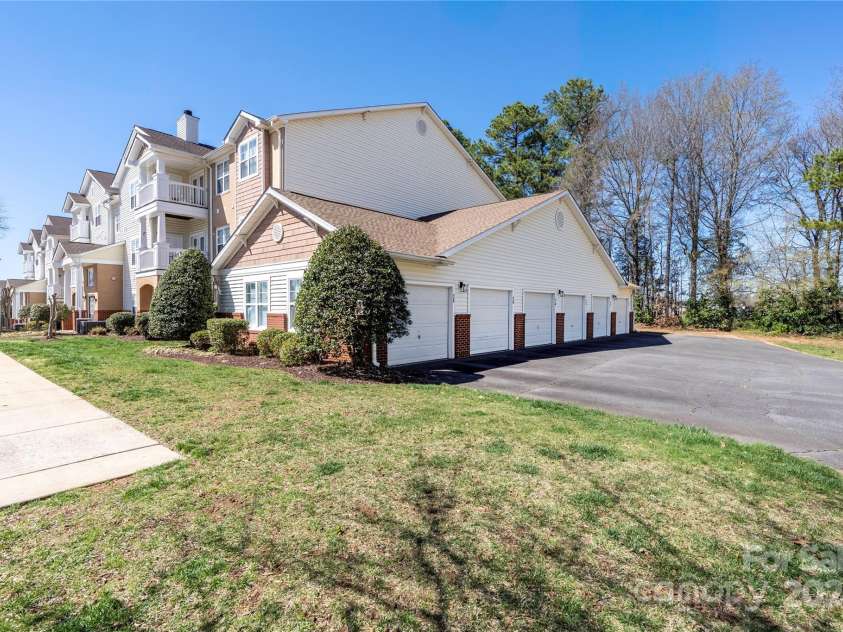 16312 Redstone Mountain Lane, Charlotte, NC 28277.  MLS# CAR4237110, YatesRealty ID 5202. Garage attached to building- hallway access