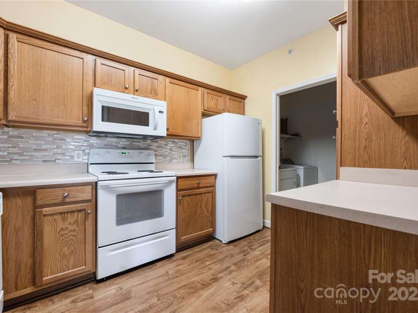 16312 Redstone Mountain Lane, Charlotte, NC 28277.  MLS# CAR4237110, YatesRealty ID 5202. Kitchen with attached laundry room