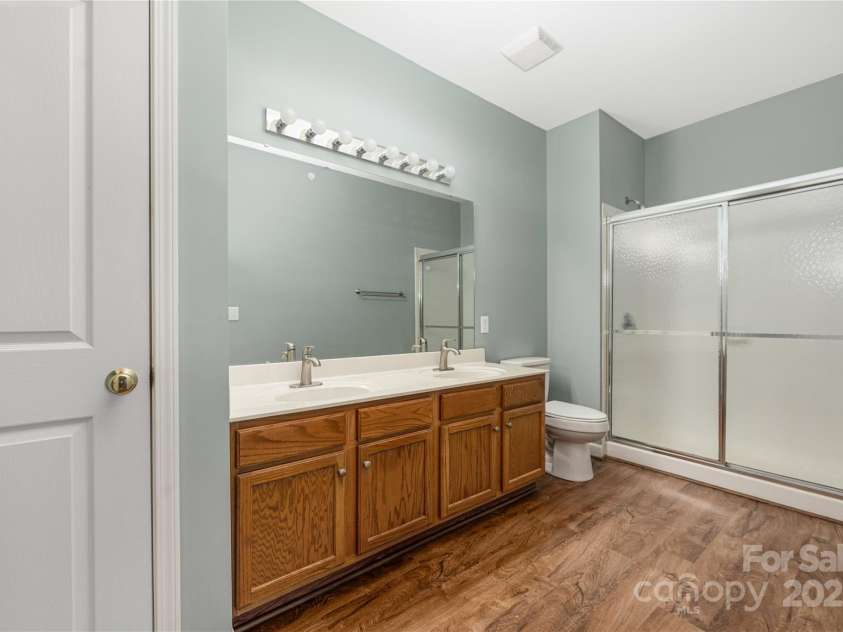16312 Redstone Mountain Lane, Charlotte, NC 28277.  MLS# CAR4237110, YatesRealty ID 5202. Primary ensuite bath