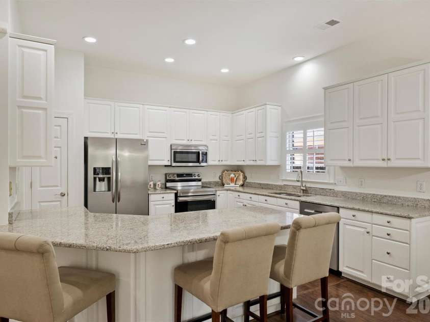 7035 Walton Heath Lane, Charlotte, NC 28277.  MLS# CAR4425336, YatesRealty ID 52022. 
