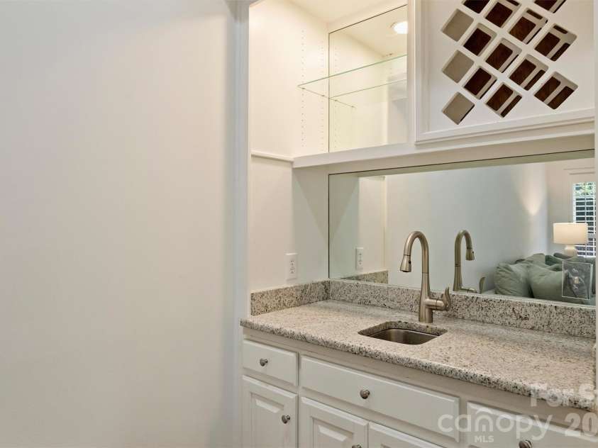 7035 Walton Heath Lane, Charlotte, NC 28277.  MLS# CAR4425336, YatesRealty ID 52022. 