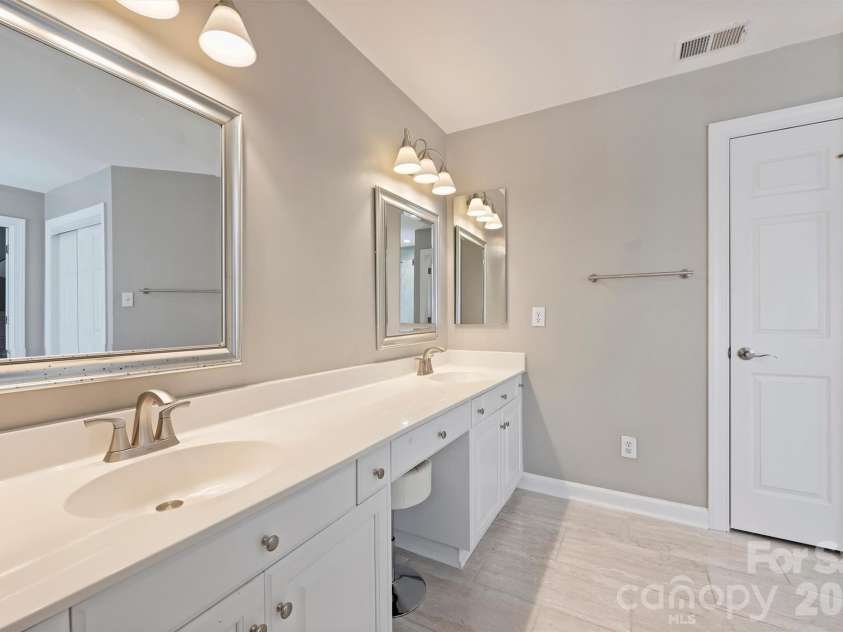 7035 Walton Heath Lane, Charlotte, NC 28277.  MLS# CAR4425336, YatesRealty ID 52022. 