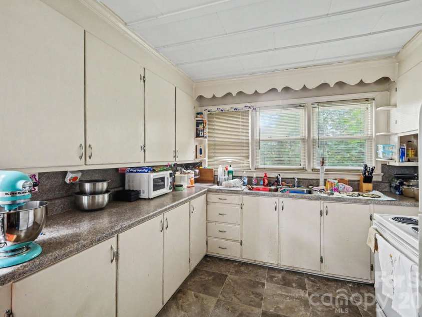 321 Bost Street, Statesville, NC 28677.  MLS# CAR4425999, YatesRealty ID 52025. 