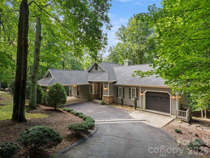 108 Little Cherokee Ridge, Hendersonville, NC 28739.  MLS# CAR4423107, YatesRealty ID 52028. 