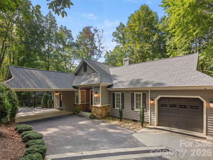 108 Little Cherokee Ridge, Hendersonville, NC 28739.  MLS# CAR4423107, YatesRealty ID 52028. 