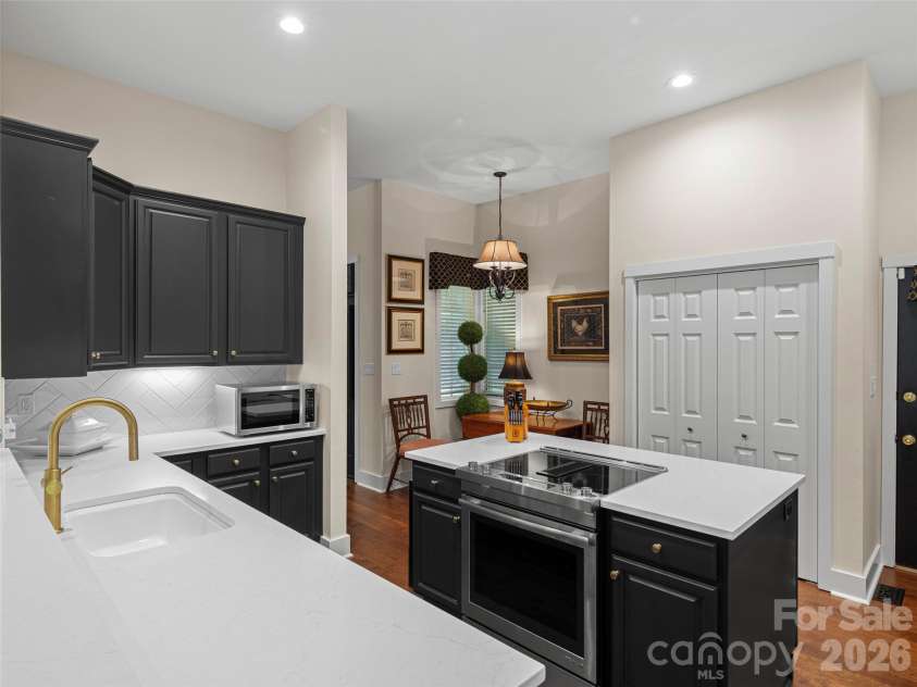 108 Little Cherokee Ridge, Hendersonville, NC 28739.  MLS# CAR4423107, YatesRealty ID 52028. 