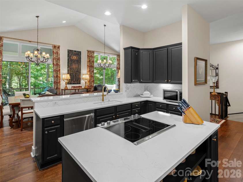 108 Little Cherokee Ridge, Hendersonville, NC 28739.  MLS# CAR4423107, YatesRealty ID 52028. 