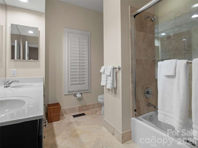 108 Little Cherokee Ridge, Hendersonville, NC 28739.  MLS# CAR4423107, YatesRealty ID 52028. 