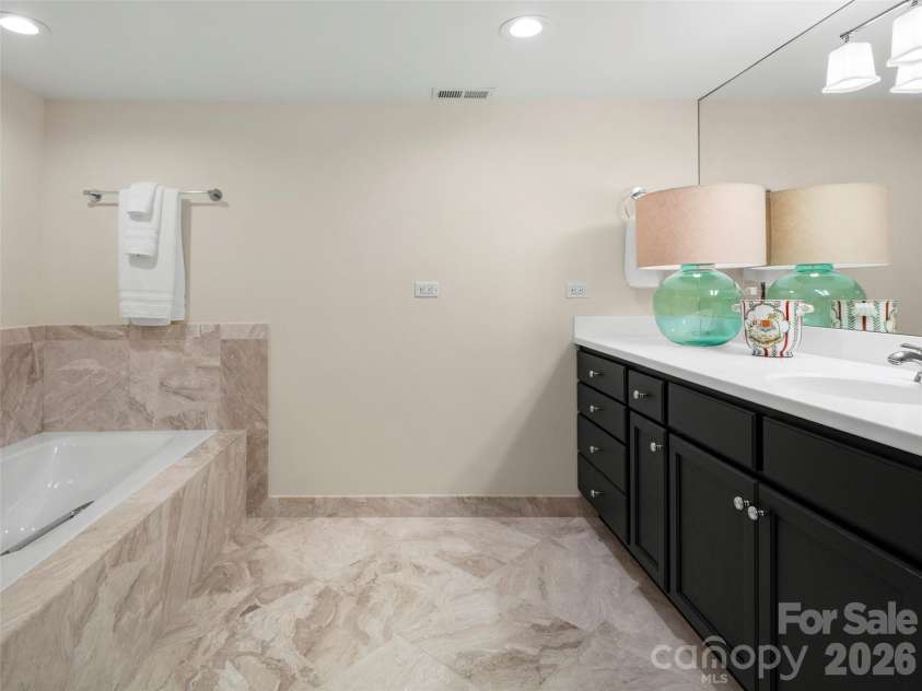 108 Little Cherokee Ridge, Hendersonville, NC 28739.  MLS# CAR4423107, YatesRealty ID 52028. 